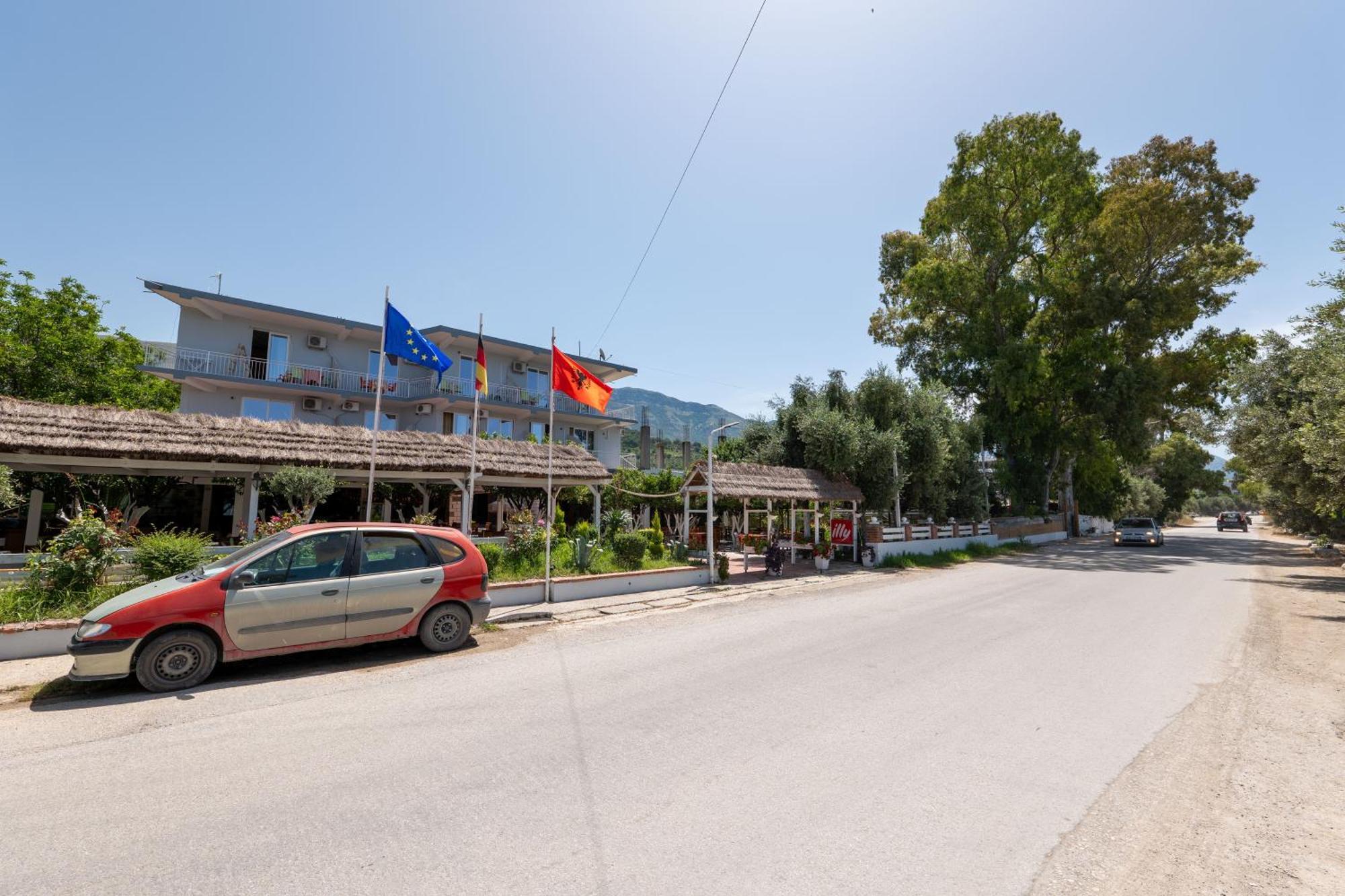 Hotel Nika Радима Экстерьер фото